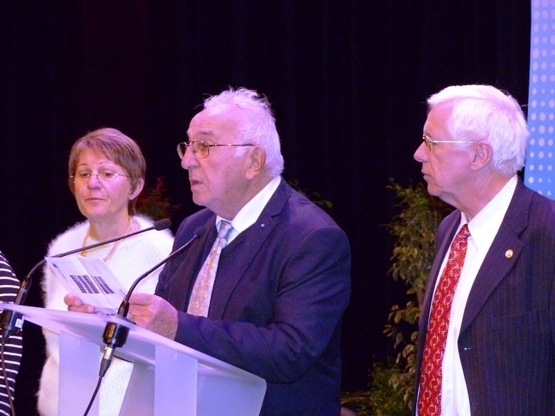 Henri Dusseau, entre Brigitte et Dominique Lamouller, fait partager son émotion aux représentants des structures fédérales présents à l’Assemblée générale.